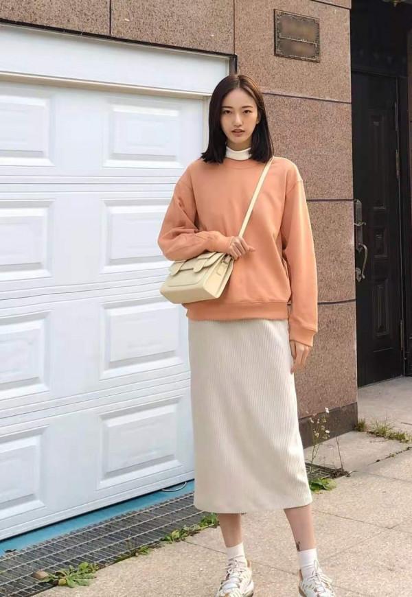 這才是普通人該有的秋季穿搭:衛衣+過膝裙,優雅時髦誰穿誰好看 這才是普通人該有的秋季穿搭:衛衣+過膝裙,優雅時髦誰穿誰好看