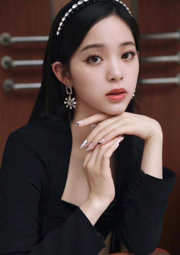 歐陽娜娜終於出爆火的“千金妝”教程了!素顏懟臉拍,妝容全曝光 歐陽娜娜終於出爆火的“千金妝”教程了!素顏懟臉拍,妝容全曝光