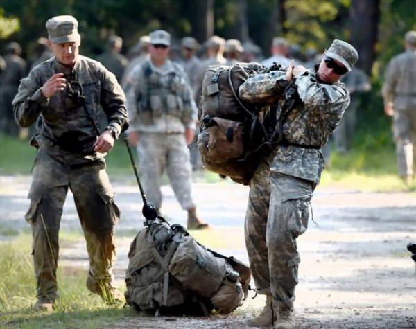 當年德軍負重60斤20分鐘越野3公里,如今有多少軍人能做到? 當年德軍負重60斤20分鐘越野3公里,如今有多少軍人能做到?