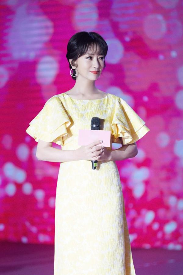 趙雅芝有點“為老不尊”了，這麼大歲數了穿得還挺精緻，太美了