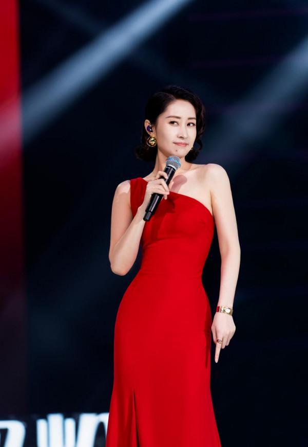 劉敏濤果然是高調了，紅色斜肩長裙高開叉，配紅色高跟鞋明豔霸氣