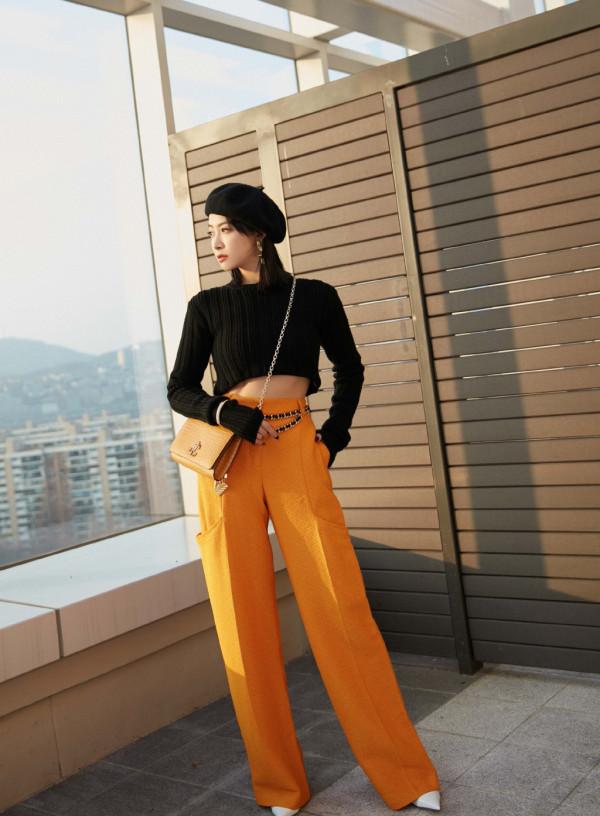 33歲的宋茜也太甜了，穿拼接針織衫配粉色單肩包，少女感爆棚