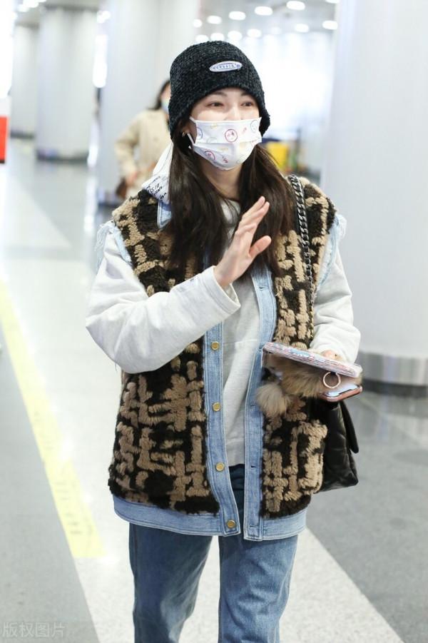 張雨綺穿毛茸馬甲搭配牛仔褲,戴毛線帽溫暖時髦 張雨綺穿毛茸馬甲搭配牛仔褲,戴毛線帽溫暖時髦