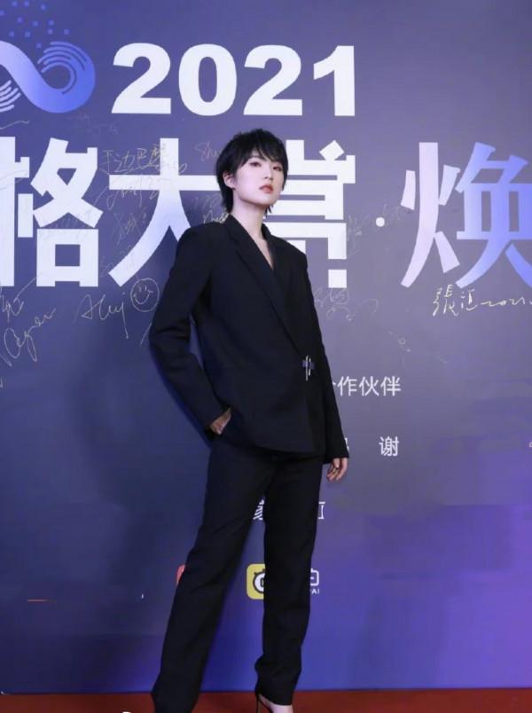 姚安娜風格大變差點認不出!氣場“蓋過”姐姐!全黑穿搭星味十足 姚安娜風格大變差點認不出!氣場“蓋過”姐姐!全黑穿搭星味十足