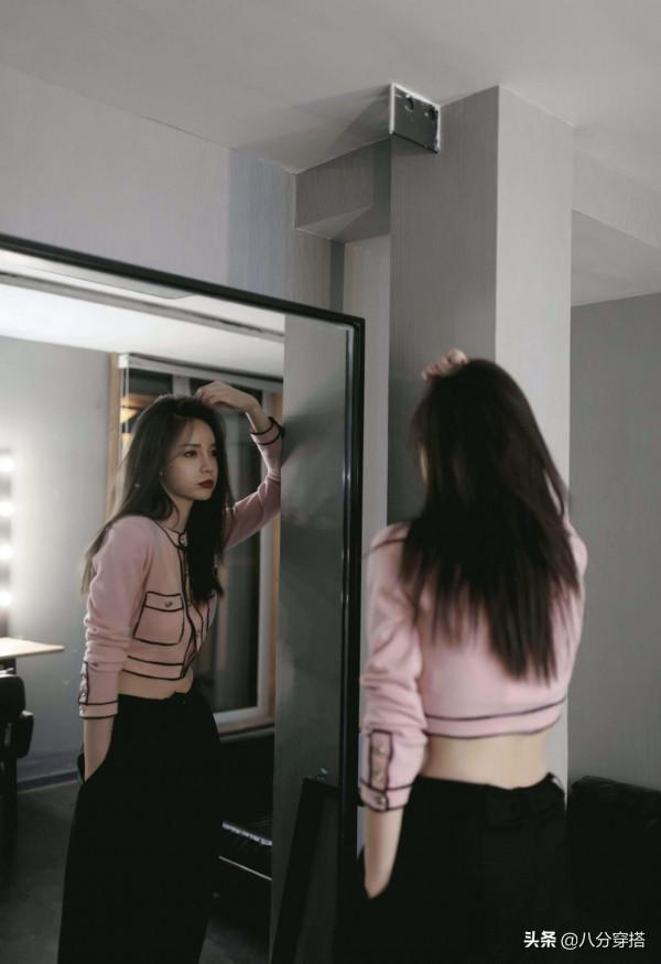 沈夢辰也是個“時髦精”，粉色小香風針織衫配黑色長褲，高挑精緻