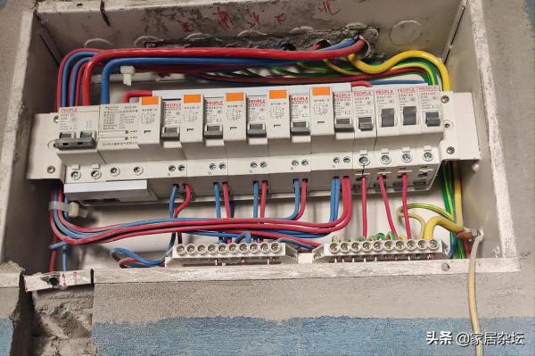 家裝改電路，慎用一個房間一個迴路的方式，否則離跳閘就不遠了