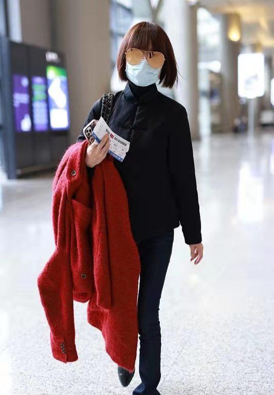 魯豫真不能再瘦了,穿棉服依舊像紙片,罕見穿唐裝一點不富態 魯豫真不能再瘦了,穿棉服依舊像紙片,罕見穿唐裝一點不富態