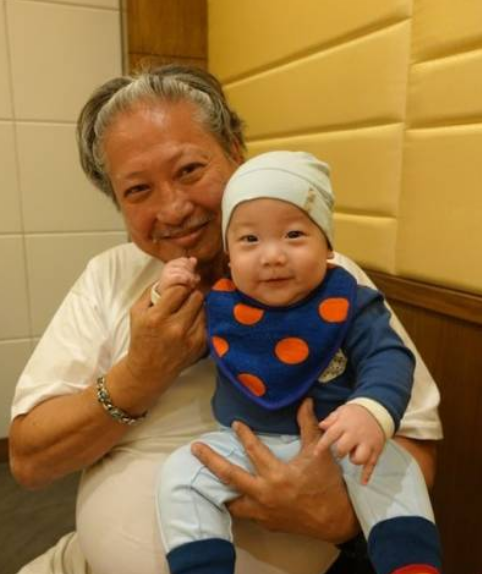 洪金寶和向華強的另一面，他們將“隔代親”現象發揮到了極致