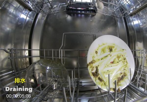 洗碗機怎麼把碗洗乾淨？老哥把攝像機放進去後，網友：原來如此