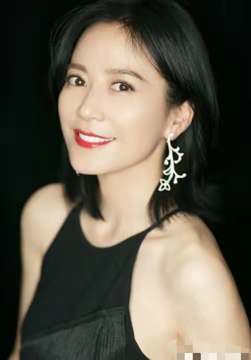 年輕就能同框搶前輩風頭？這6位氣質型大齡女星，後輩難以撼動