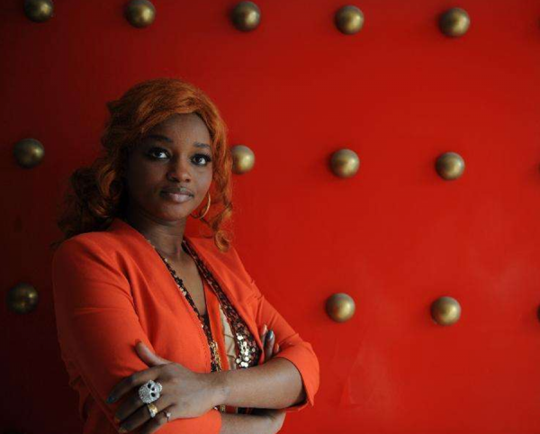 53歲畫家楊彥花費4千萬，迎娶21歲非洲大學生，生子後卻出家為僧