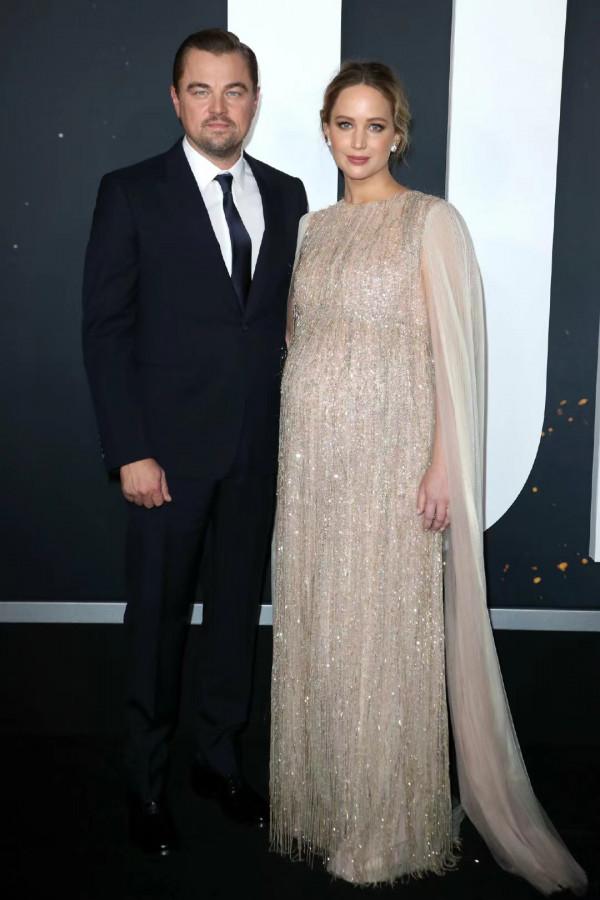 詹妮弗·勞倫斯連續兩天驚豔亮相！挺8月孕肚為新片造勢，真敬業