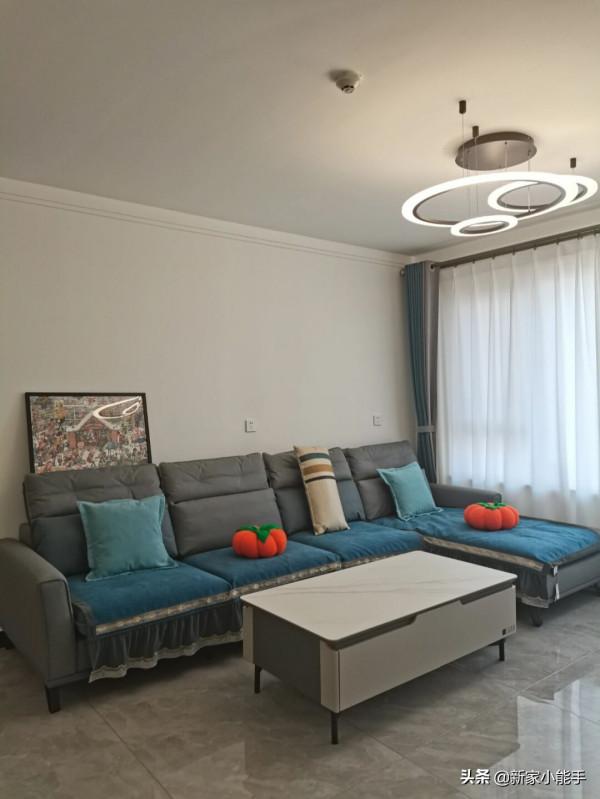 看她家人生第一套新房，裝修非常樸素，不做吊頂不做電視牆很喜歡