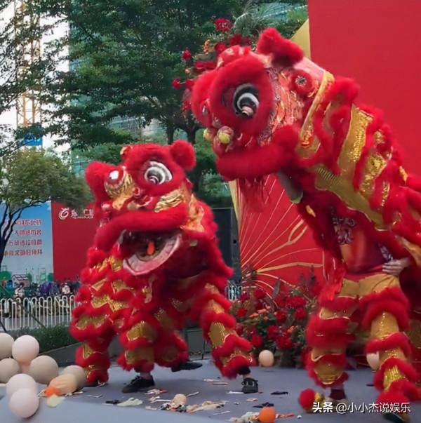 海口:58歲陶大宇參加活動,現場都是大媽居多,“從小喜歡到大” 海口:58歲陶大宇參加活動,現場都是大媽居多,“從小喜歡到大”