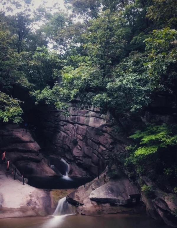 遼寧又發現神秘龍潭，被遊客稱為東北小九寨，人間仙境、天然氧吧