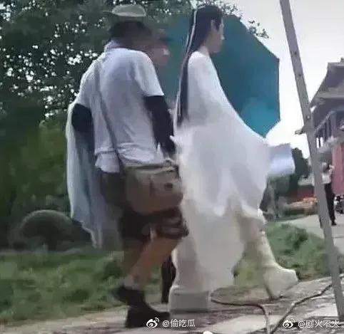 拍個戲就差踩高蹺了，搭戲的演員不曉得會不會跳戲哦