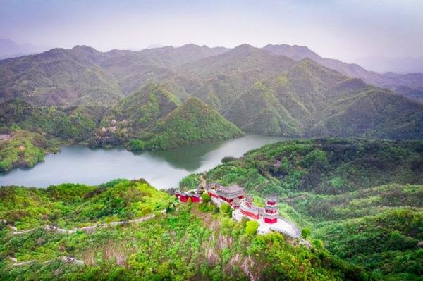 還記得她嗎，一張照片改變命運，時隔30年已從淋雨者變成撐傘人