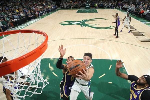 直逼勇士?字母哥半場打卡比肩庫裡,網友:比籃網強太多 直逼勇士?字母哥半場打卡比肩庫裡,網友:比籃網強太多