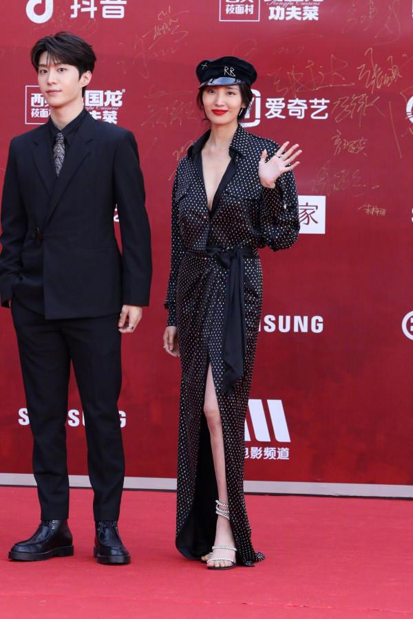 眾星亮相北影節紅毯：黃聖依baby妝容顯老，周冬雨姚晨造型太尷尬