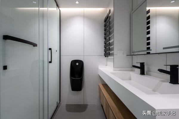 一進他家，彷彿世界都安靜了下來，全屋沒有一絲俗氣，太有品味了