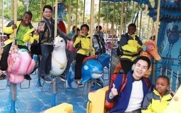 王燦:從反派專業戶到慈善家,48歲未婚帶四娃,有怎樣的故事? 王燦:從反派專業戶到慈善家,48歲未婚帶四娃,有怎樣的故事?