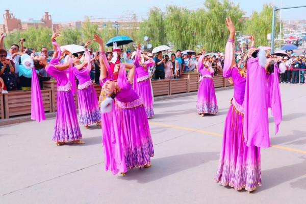 慵懶的喀什，當地人中午才起床，半夜街上很多俊男靚女