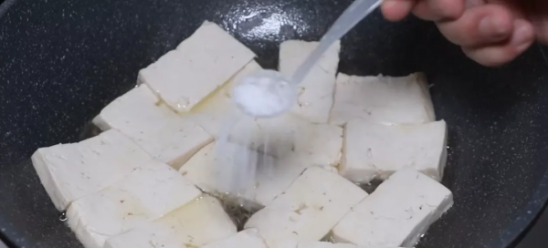 豆腐最上癮的1種新做法，做法簡單，百吃不厭，麻辣鮮香超下飯