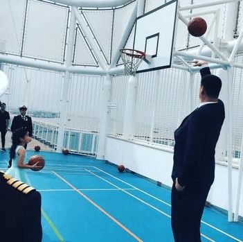 姚明帶女兒吃飯被偶遇，11歲姚沁蕾超爸爸胳膊肘，比成年人都要高