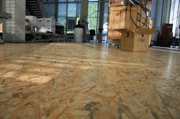 冒出新想法：地面通鋪歐松板，看著有點糙，上腳踩過知道腳感舒適