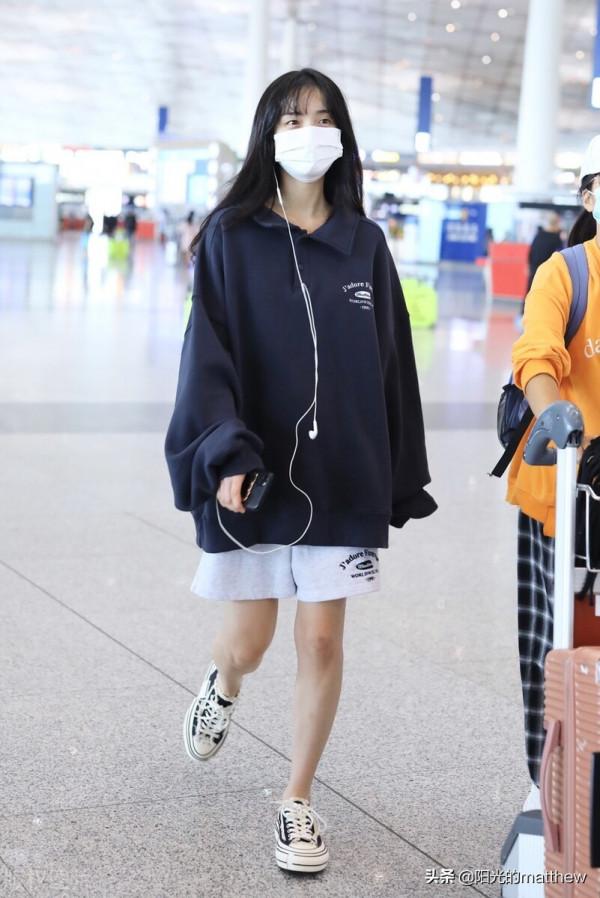 葛馨怡街拍:身穿衛衣輕鬆休閒,長髮披肩清新亮麗 葛馨怡街拍:身穿衛衣輕鬆休閒,長髮披肩清新亮麗