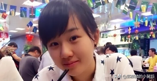 孟非罕見與女兒同框，孟星亞長髮披肩，淡妝出鏡，24歲被稱女神