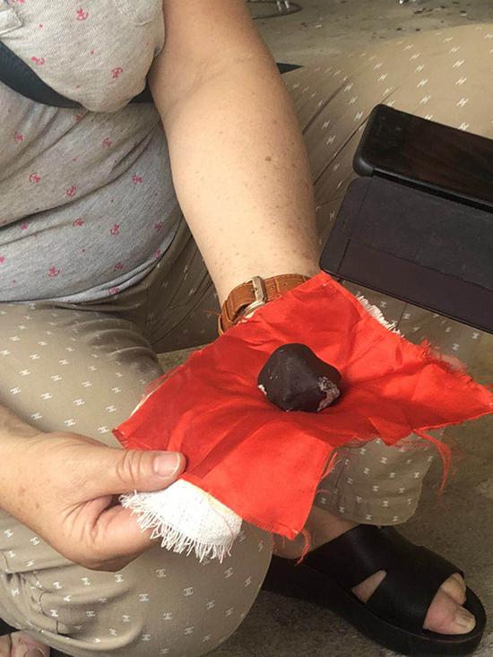 價值究竟有多高？一聲巨響！加拿大一婦女枕頭邊砸下一塊隕石