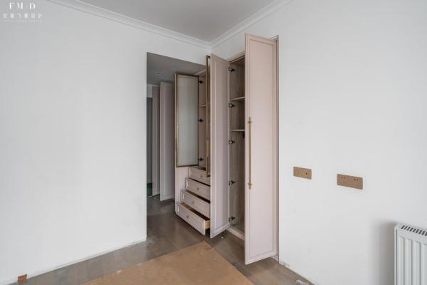 過道來來回回走動，忽視了左右牆面空間，櫃子做到頂擠10㎡來儲物