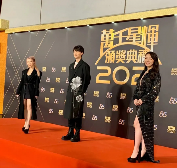 TVB紅毯醜哭了，像鄉鎮模特大賽，鍾嘉欣妝好髒、馬國明泛油光