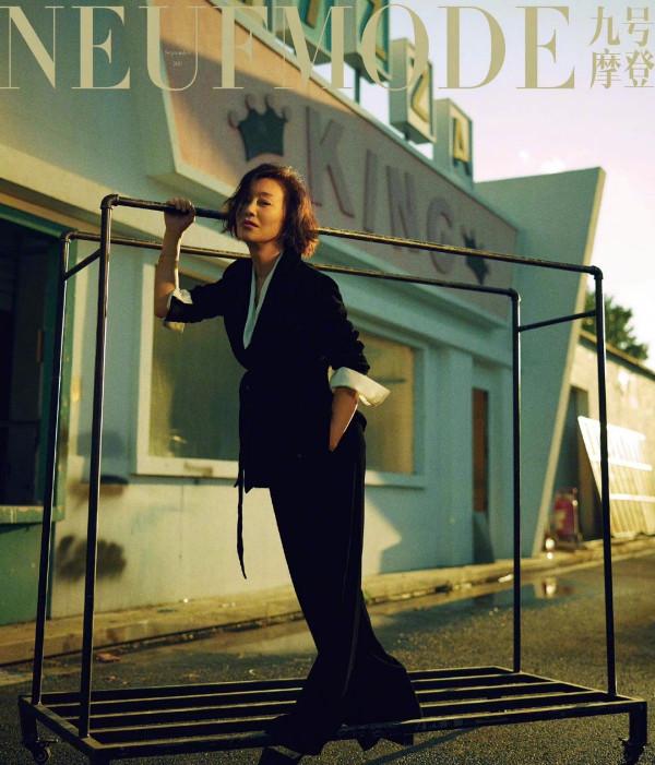 四大影后拍封面比美！鞏俐首亮相輸太慘，舒淇穿“玫瑰紅”美開掛