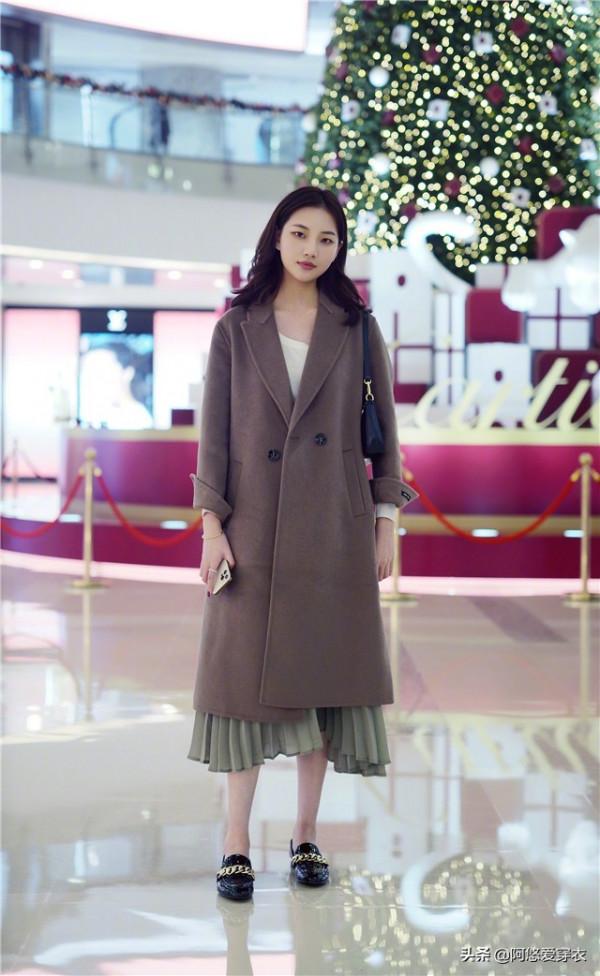 2021秋冬又火了一條裙子叫“針織裙”，洋氣顯瘦，配大衣穿就很美