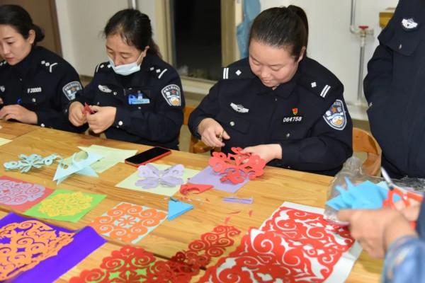 #鄂倫春公安#鄂倫春旗公安局開展“學習剪紙映初心 弘揚民族傳統藝術”活動 #鄂倫春公安#鄂倫春旗公安局開展“學習剪紙映初心 弘揚民族傳統藝術”活動