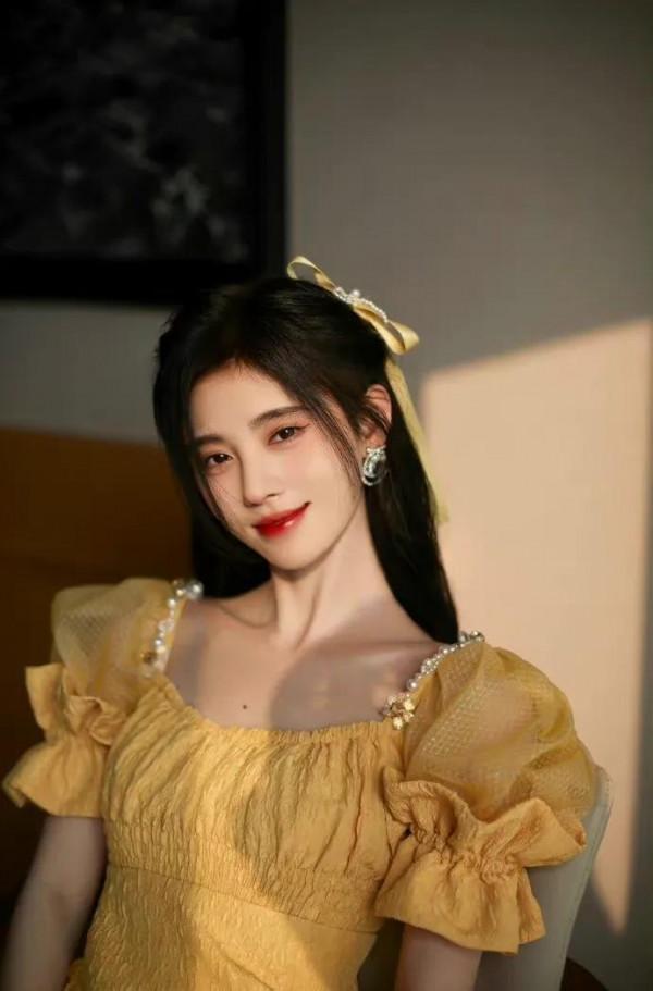 鞠婧禕穿黃色泡泡袖連衣裙可愛十足,還是半永久妝 鞠婧禕穿黃色泡泡袖連衣裙可愛十足,還是半永久妝