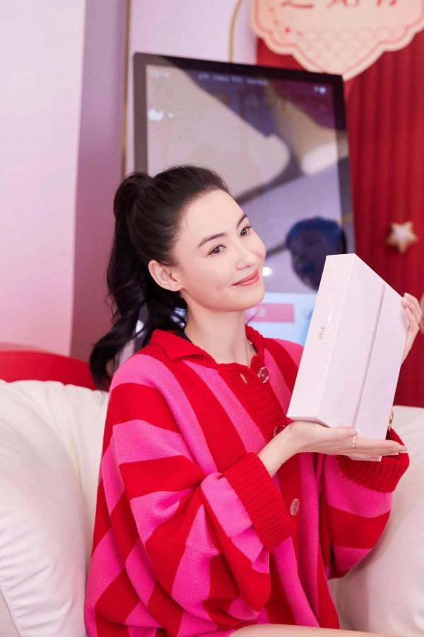 張柏芝美圖，身穿紅色條紋針織開衫，五官精緻，時尚美豔