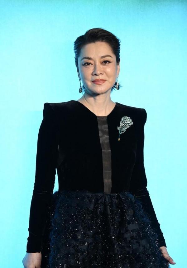 詠梅和毛阿敏罕見同臺，兩人同穿禮服長裙，一黑一白氣質都好驚豔