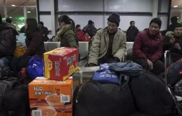 臨近年底,農民工該返鄉了,可是卻出現“逆春運”的現象,啥原因 臨近年底,農民工該返鄉了,可是卻出現“逆春運”的現象,啥原因