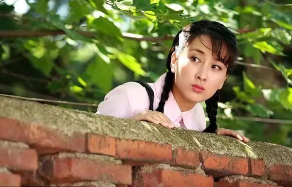 曾經紅極一時，如今只能演配角的女星們，誰最值得同情？