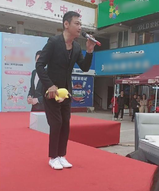 從紅極一時到如今的慘狀究竟為何?3位年過半百tvb男星露天商演 從紅極一時到如今的慘狀究竟為何?3位年過半百tvb男星露天商演