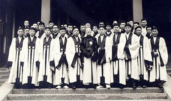 60年代末，最後一任張天師撒手人寰後繼無人，接班亂象頻出