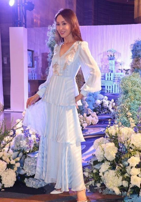 郭可盈瘦成“紙片人”，穿斜肩連衣裙目測只有90斤，氣質卻很驚豔