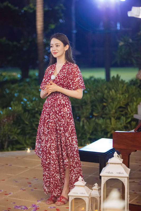 吉娜為兒子慶生好低調！穿v領裙母性光輝擋不住，郎朗抱娃好專業