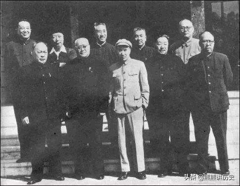 建國後，八大元帥罕見合影，年紀最輕的林總站C位