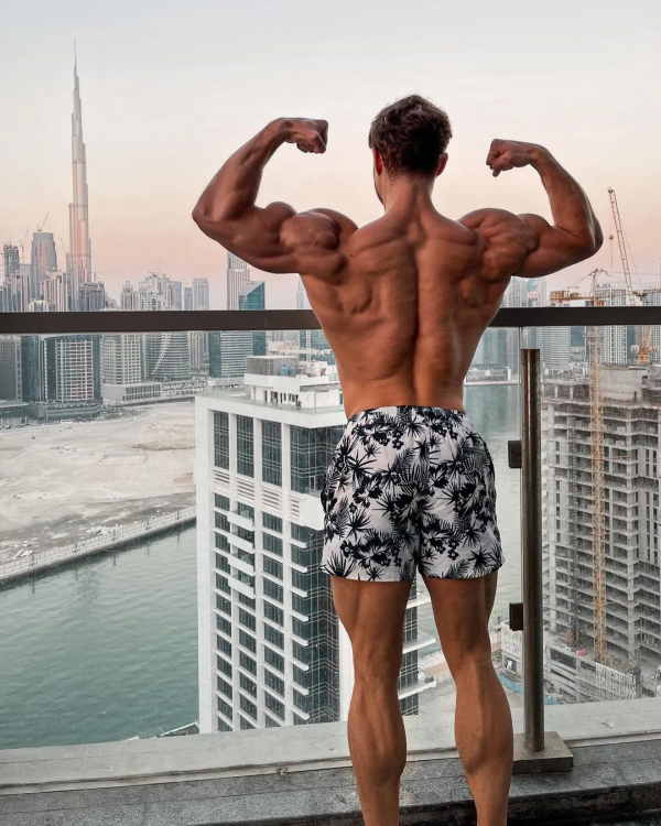 一套王牌“虐肩”動作，讓你成為“行走的衣架子”