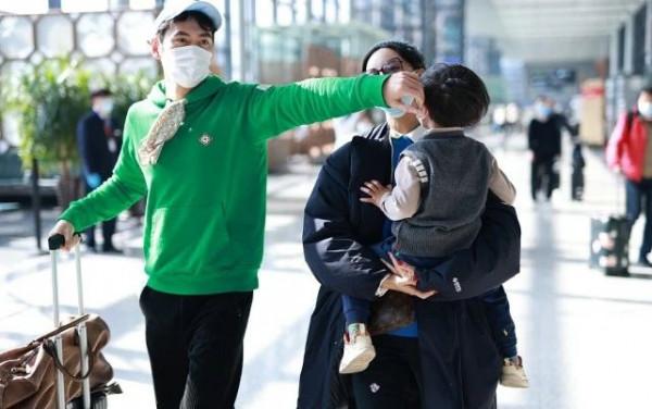 張歆藝一家三口首次走機場，袁弘穿成他大姨，2歲兒子個頭真大