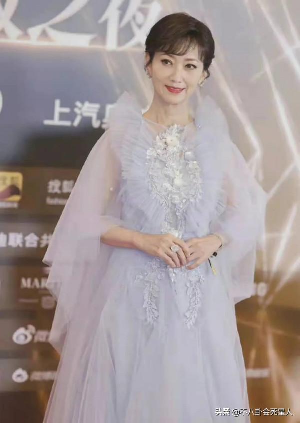 趙雅芝的氣質、李若彤的身材，歲月不敗美人，女神老了也高貴優雅